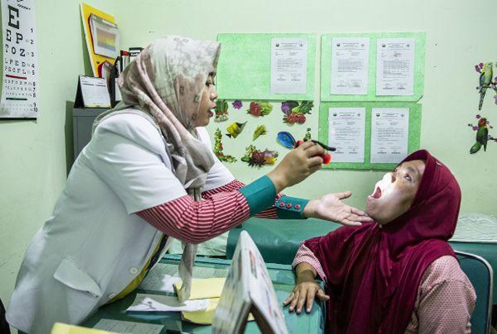 インドネシア・ジャンビ州のPenyengat Olakの保健所でSalimさんを診察するAriany Widiastuty医師
