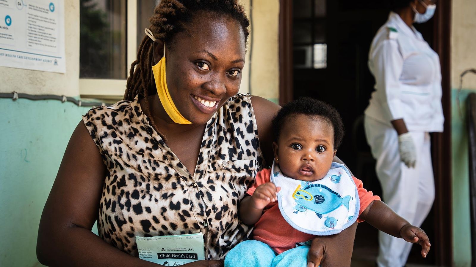 赤ちゃんを抱く女性 （ポリオ）  写真提供：Nigeria Photo Reportage 